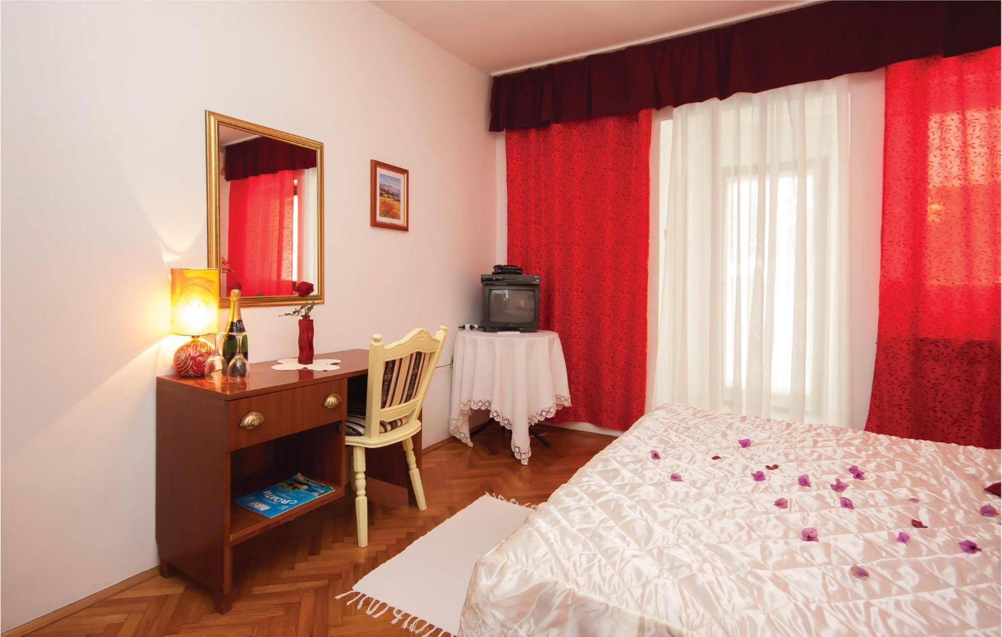 Cozy Apartment In Brodarica With Wifi Exterior photo